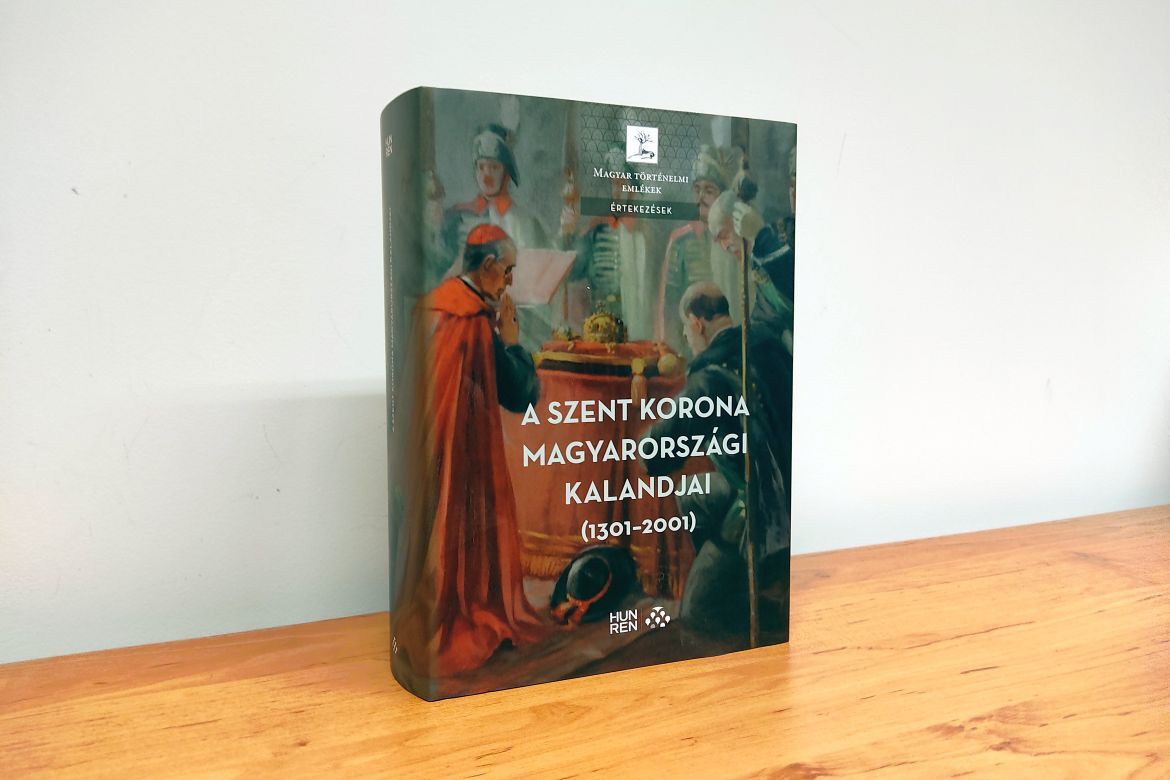 Hiánypótló tanulmánykötet a Szent Korona hazai kalandjairól (1301–2001)