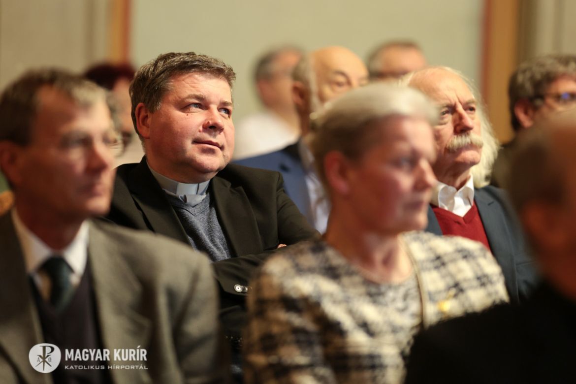 molnar antal szia szekfoglalo 4