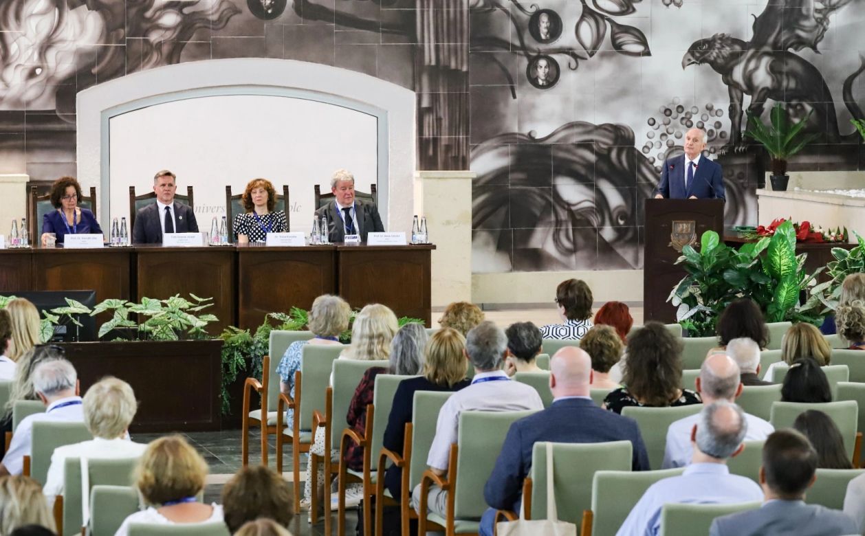 Megnyilt a IX. Nemzetkozi Magyarsagtudomanyi Kongresszus a Miskolci Egyetemen. Baka Andras Magyarorszag koztarsasagi elnoke tartott beszedet. Foto Mocsari Laszlo