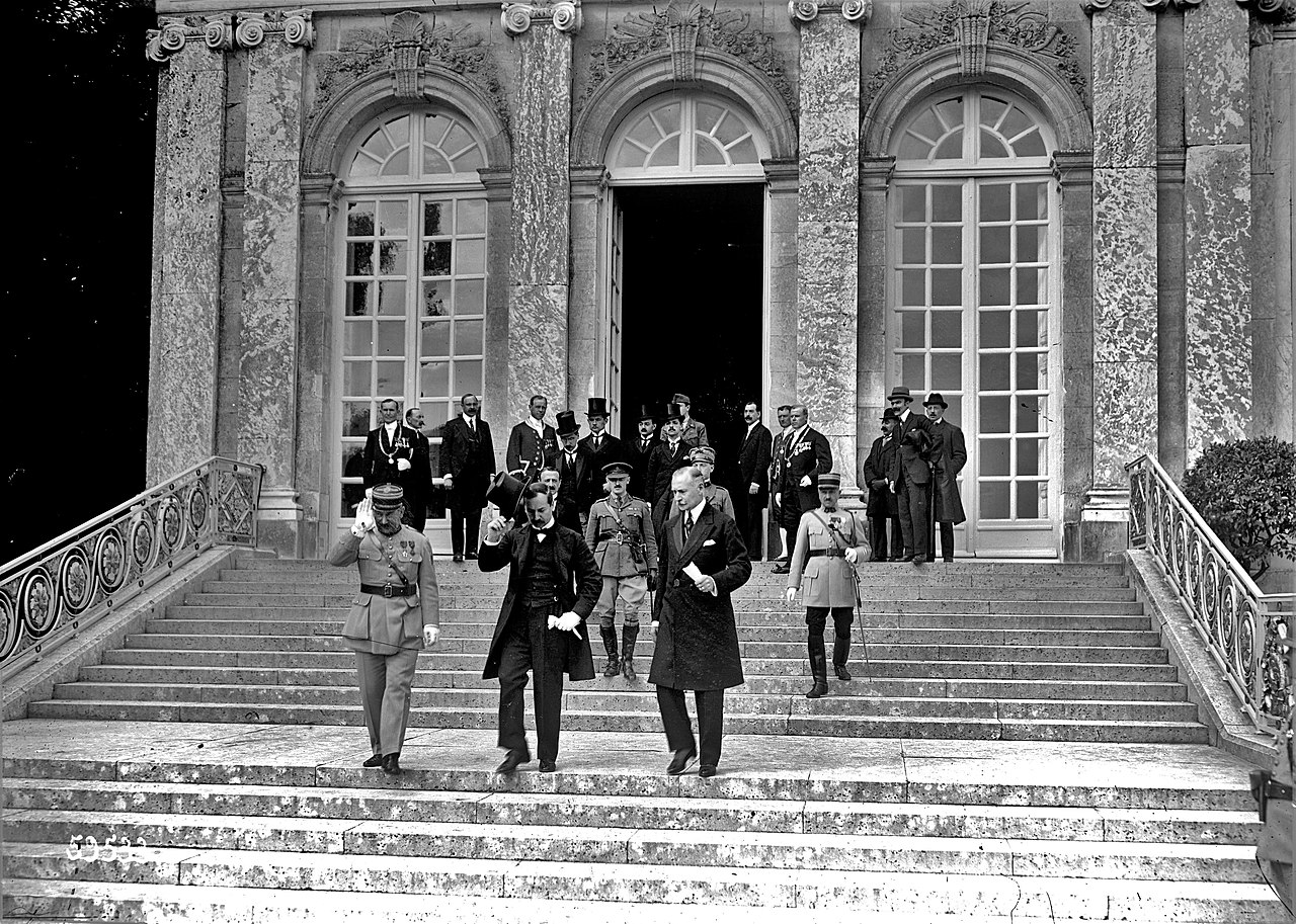 1280px 4 6 1920 signature de la Paix avec la Hongrie depart des delegues hongrois sur les marches du perron full