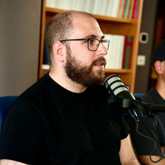 Glossza 79.: Bölcsészek a mikrofon mögött – tudományon innen, az éteren túl