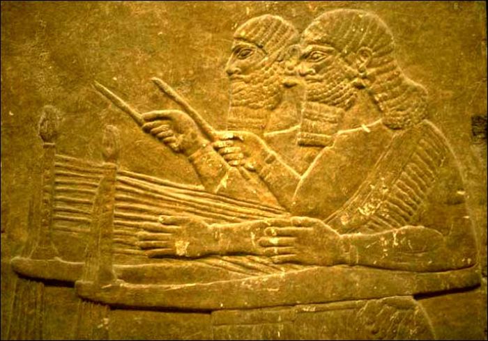 Asszír szöghárfa plektrummal megszólaltatva II. Assur–nászir–apli asszír király kalhui palotájának domborművén (Nimrúd, Kr. e. 883–859)