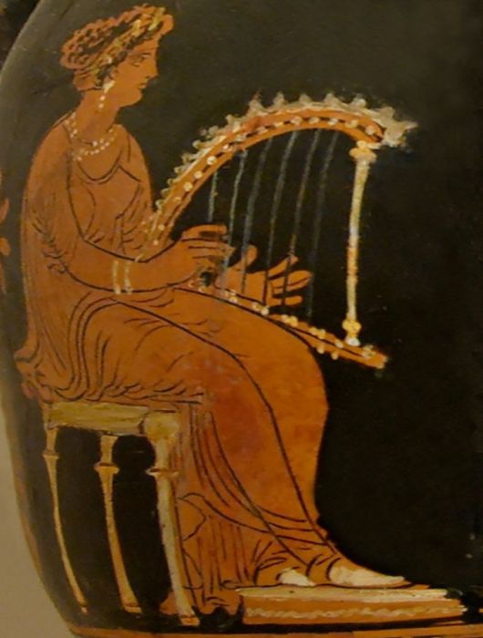 Pszaltérion keretes hárfa ábrázolása vörösalakos vázán (Anzi, Kr. e. 320–310)