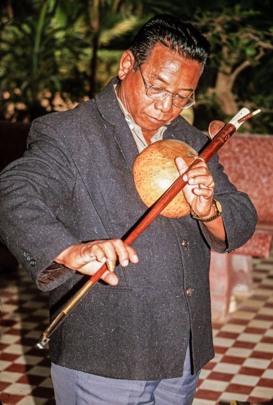 12._kep_Botciteran_jatszo_zenesz._Kambodzsa