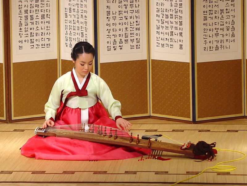 15._kep_Kajagum_hurtartolabas_citeran_jatszo_zeneszno._Korea