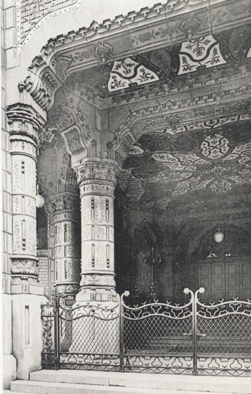 Budapest, Iparművészeti Múzeum. A nyitott előcsarnok (Budapest új épületei, II. kötet Bécs, Anton Scholl, é. n [1910. körül], 35)