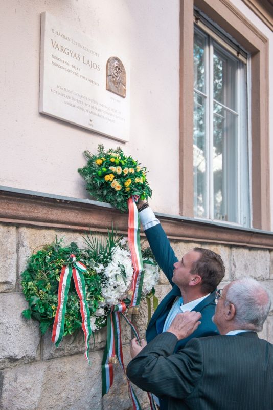 Őrsi Gergely, a II. kerület polgármestere elhelyezi koszorúját a II. kerület nevében. Fotó: Téglás Zoltán