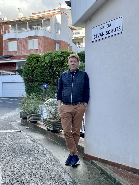 Schütz Gergely és a Schütz István utca Tiranában_SG képe