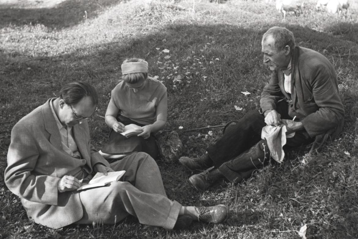 Kiss Lajos és Lugossy Emma Ciglai Jánostól gyűjt. Nézsa (Nógrád), 1954. augusztus 21. Ifj. Kertész Gyula felvétele. ZTI_NZ_05431