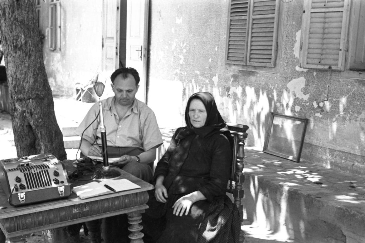 Kiss Lajos gyűjtő a bukovinai Csobot Lázárnéval. Bátaszék (Tolna), 1953. Kertész Gyula felvétele. ZTI_NZ_06301