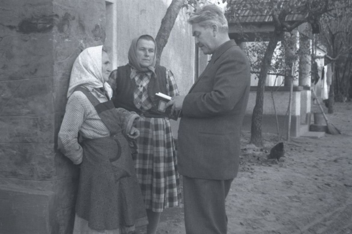 Kerényi György gyűjtés közben. Zics (Somogy), 1954. Sz. Raffay Anna felvétele. ZTI_NZ_02205