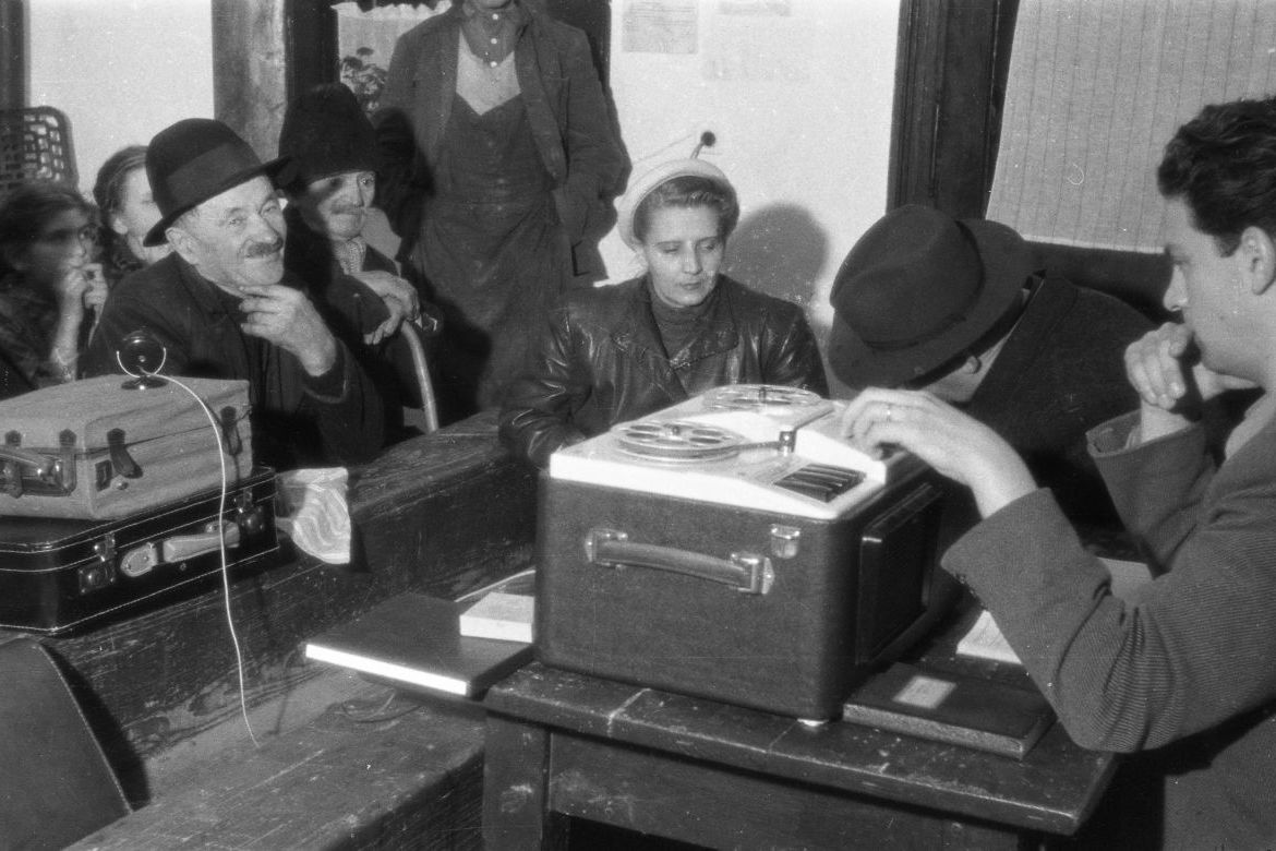 Gyűjtés bukovinai székelyek között. Kakasd (Tolna), 1955. Dulovits Jenő felvétele. ZTI_Tf_36780