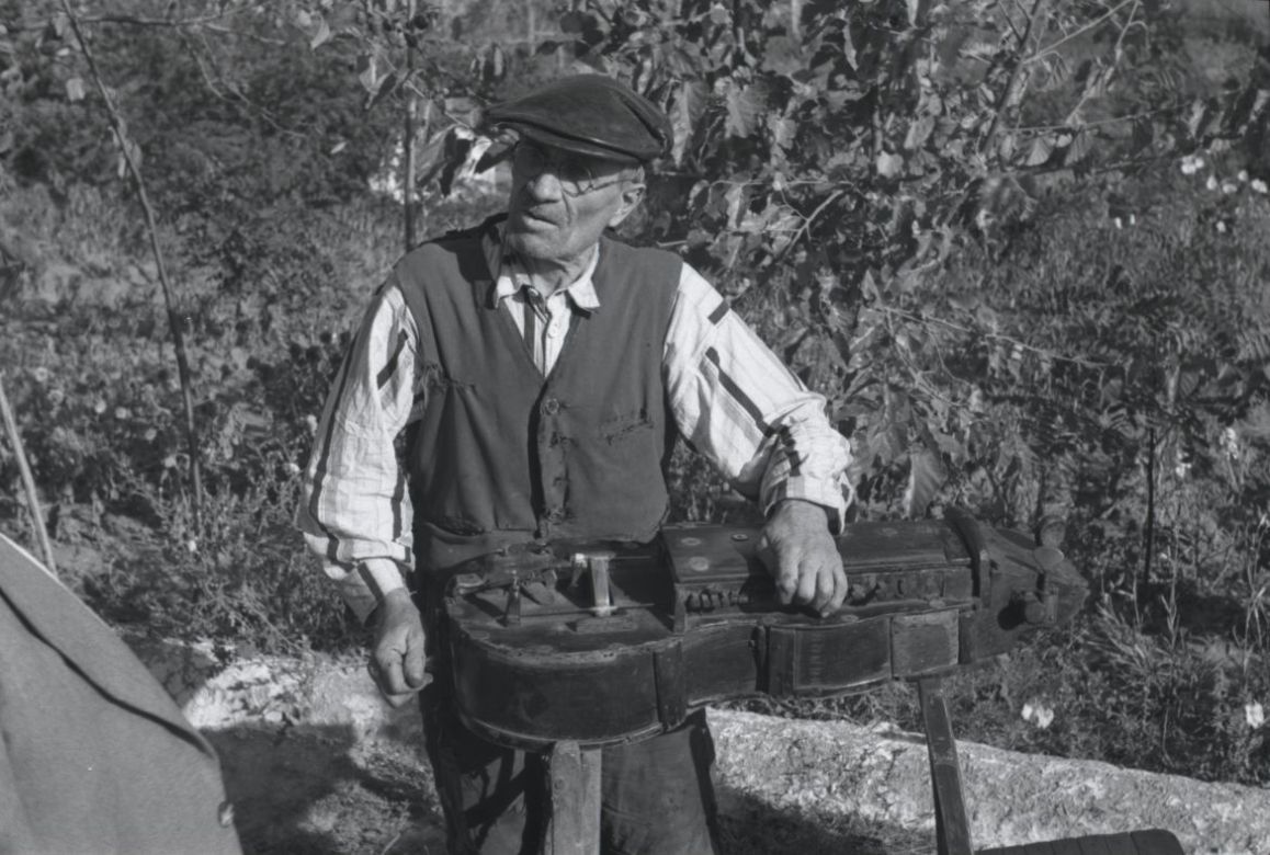 Hatvani István tekerőjével. Kunszállás (Pest-Pilis-Solt-Kiskun), 1956 szeptember. Kerényi György és Kertész Gyula felvétele. ZTI_NZ_02422