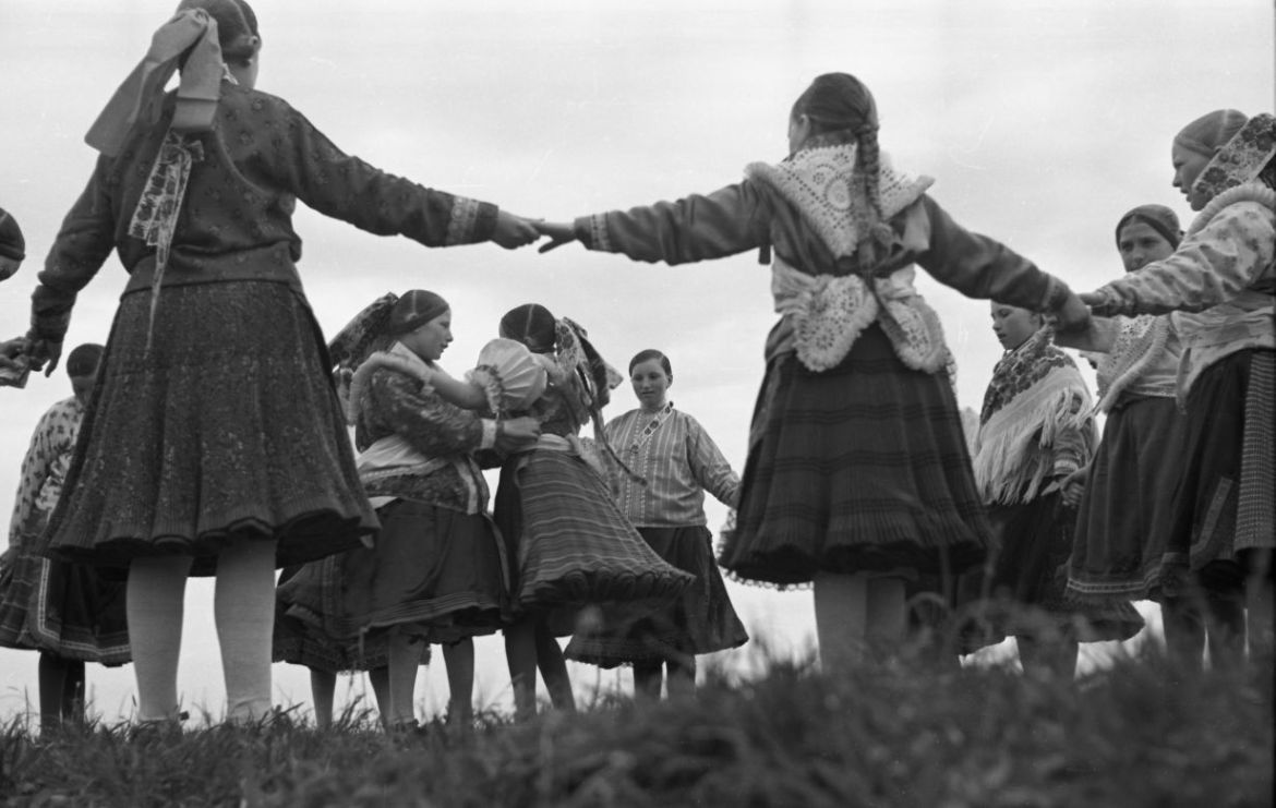 Gyermekjáték. Boldog (Heves), 1952. Kertész Gyula felvétele. ZTI_Tf_36563