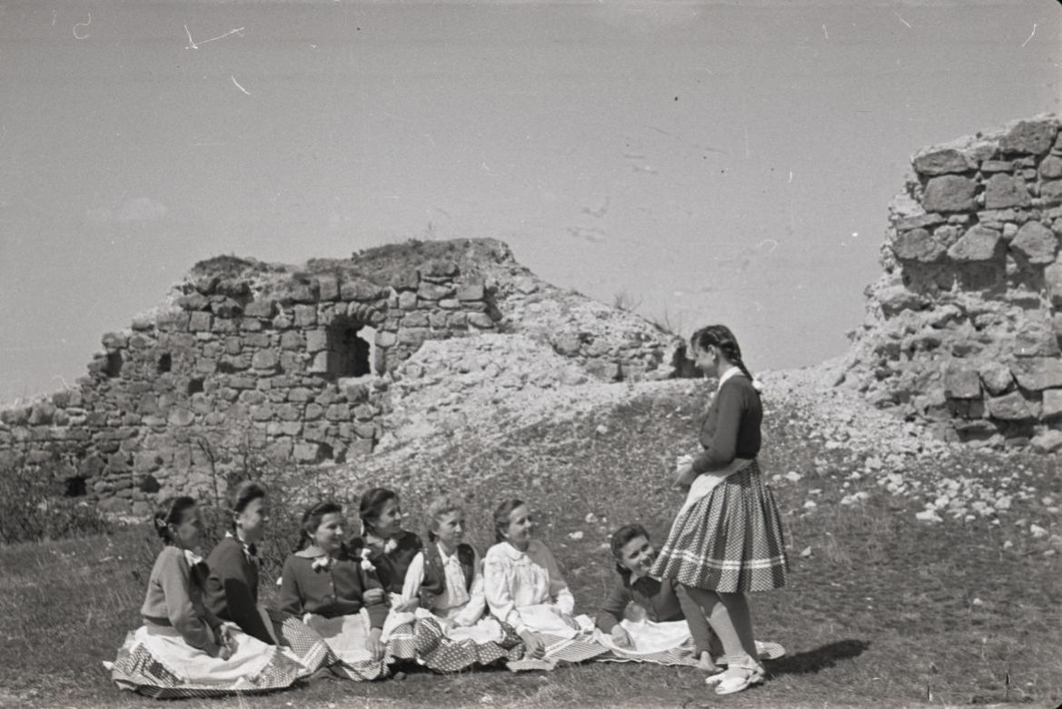 „Megy a kosár” játék, a siroki vár udvarán. Sirok (Heves), 1954. április 10. Vikár László felvétele. ZTI_NZ_04531