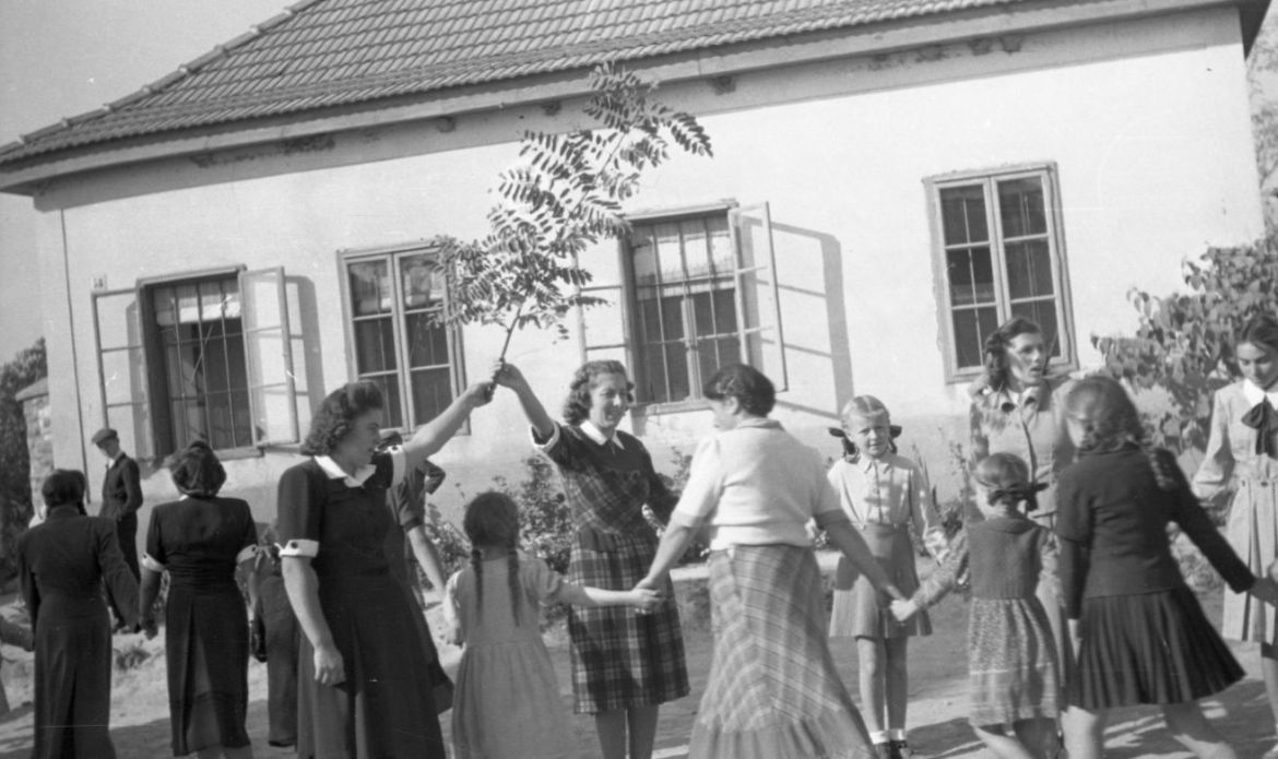 Zöldágjárás. Kékkút (Veszprém), 1952.Kerényi György felvétele. ZTI_NZ_06336