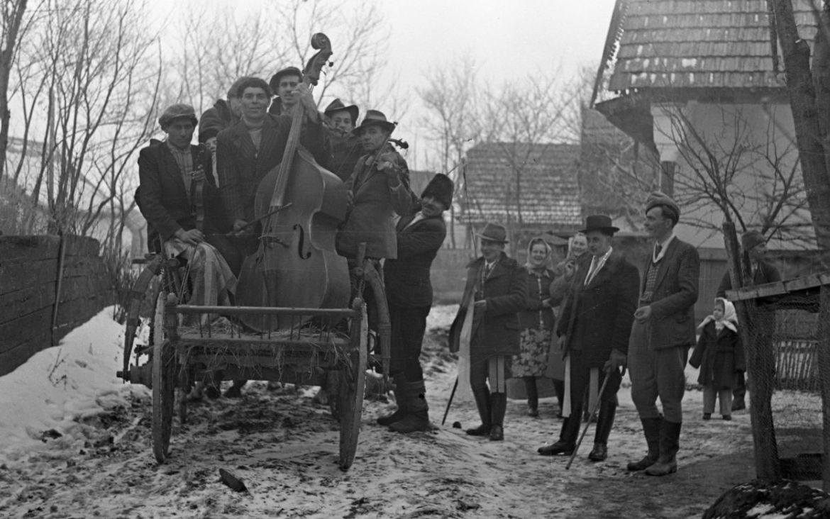 Lakodalmi menet, muzsikusok szekéren. Átány (Heves), 1954. Rajeczky Benjamin felvétele. ZTI_NZ_06373