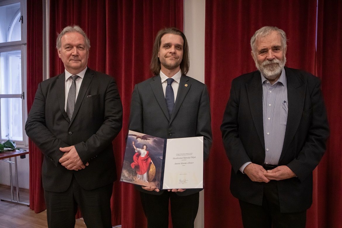 Freund Tamás, az MTA elnöke, Ament-Kovács Bence, a díjazott és Kollár László Péter, az MTA főtitkára. Fotó: Nagy Attila Károly