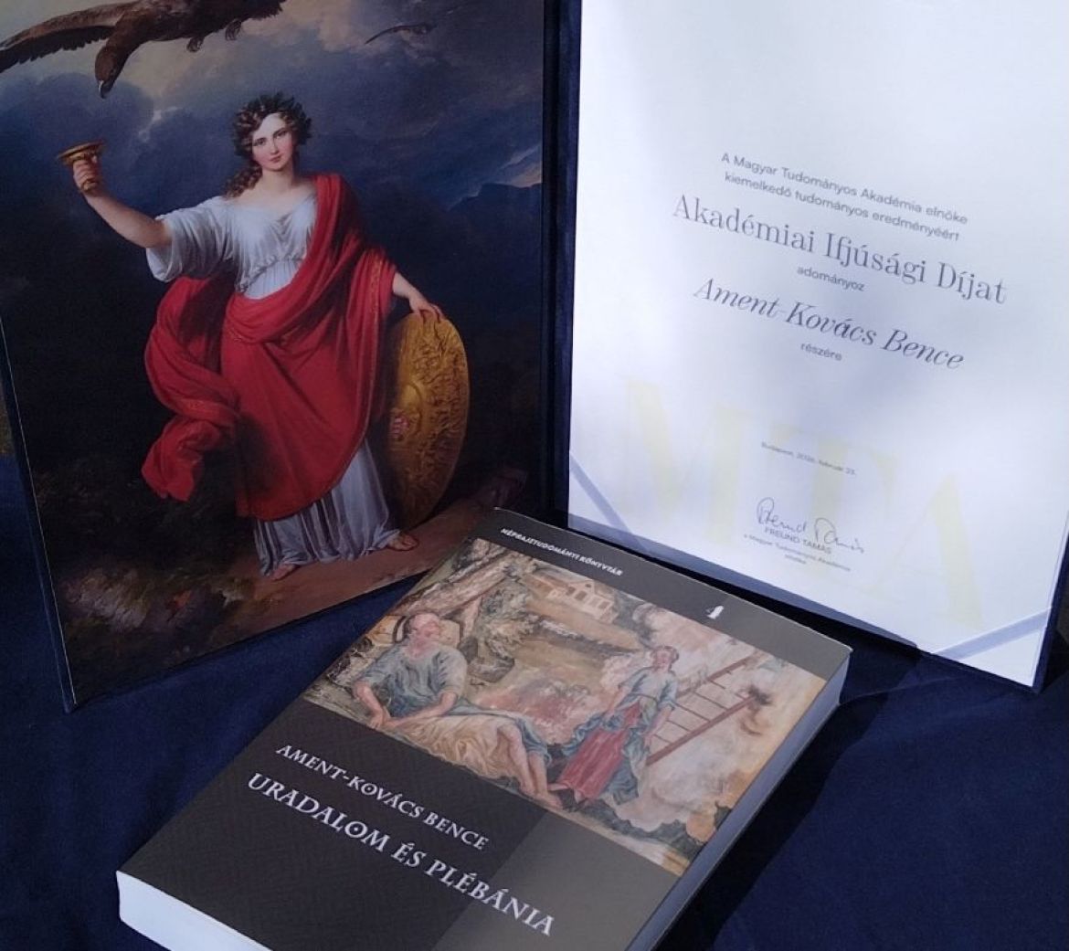 Ament-Kovács Bence oklevele és az elismerés alapjául szolgáló kötet. Fotó: Ament-Kovács Bence