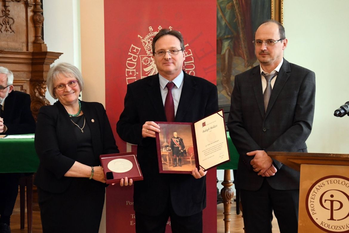 Bitay Enikő, az EME elnöke, Balogh Balázs, a kitüntetett és Bogdándi Zsolt, az EME főtitkára