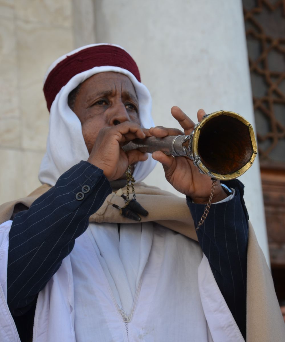 Gaita nyelvsípon játszó zenész. Algéria 