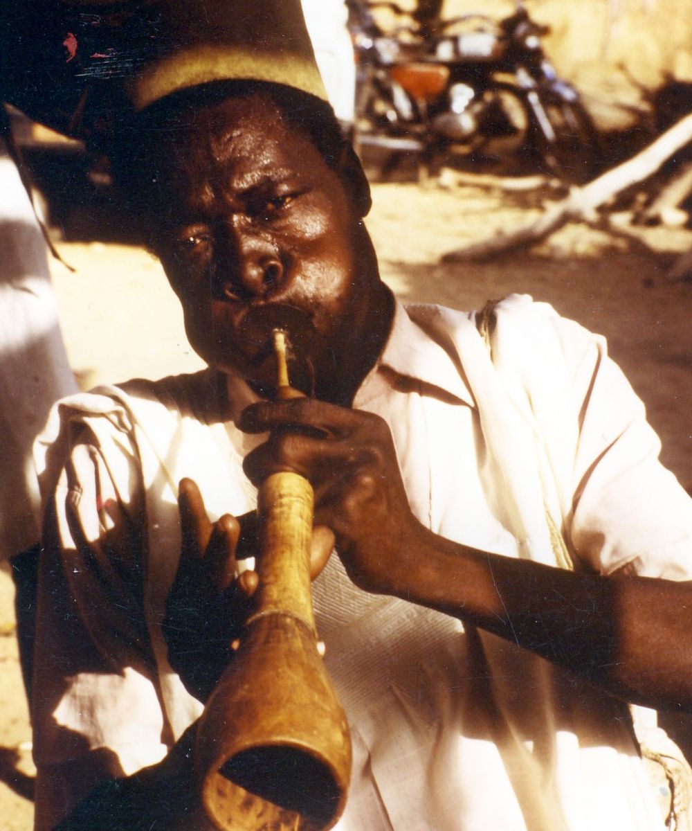 Alghaita nyelvsípon játszó zenész. Kamerun 