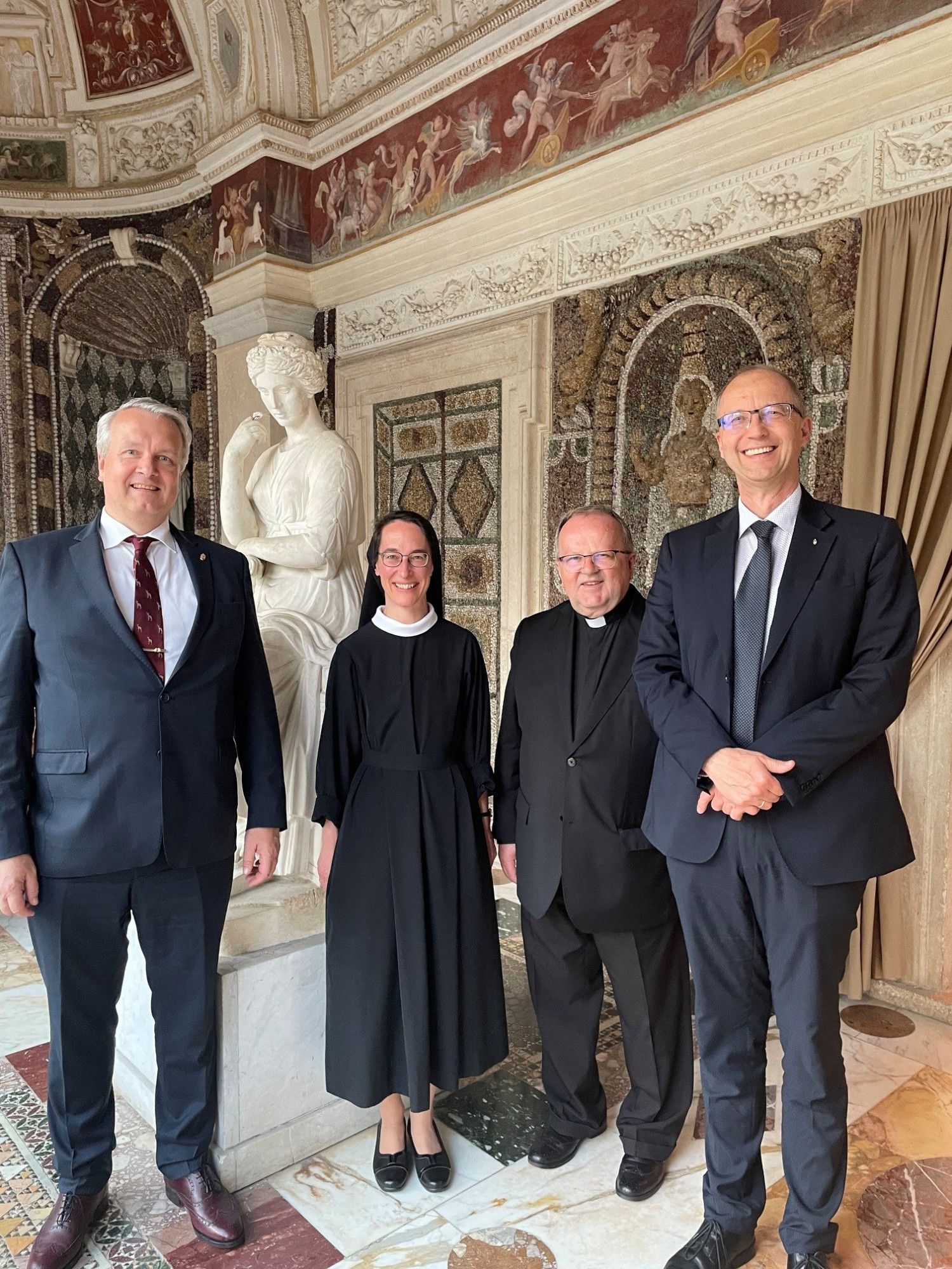 Kveck Péter, Magyarország szentszéki nagykövete, Zátonyi Maura OSB, a Pápai Szent Anzelm Egyetem tanára, Marek Inglot SJ, a Történettudományok Pápai Bizottságának elnöke és Molnár Antal