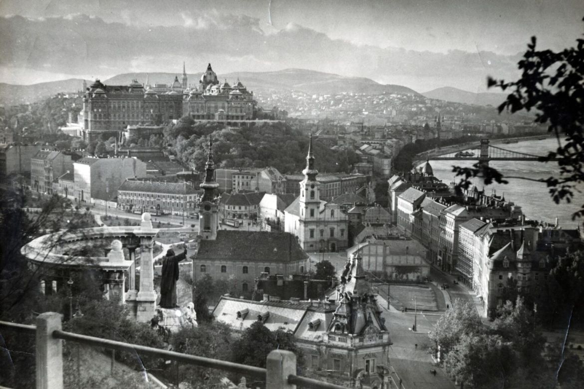 Kilátás a Királyi Palota (később Budavári Palota) és a Széchenyi Lánchíd felé, előtérben a Szent Gellért emlékmű. Fortepan / Vincent Till Baumgartner