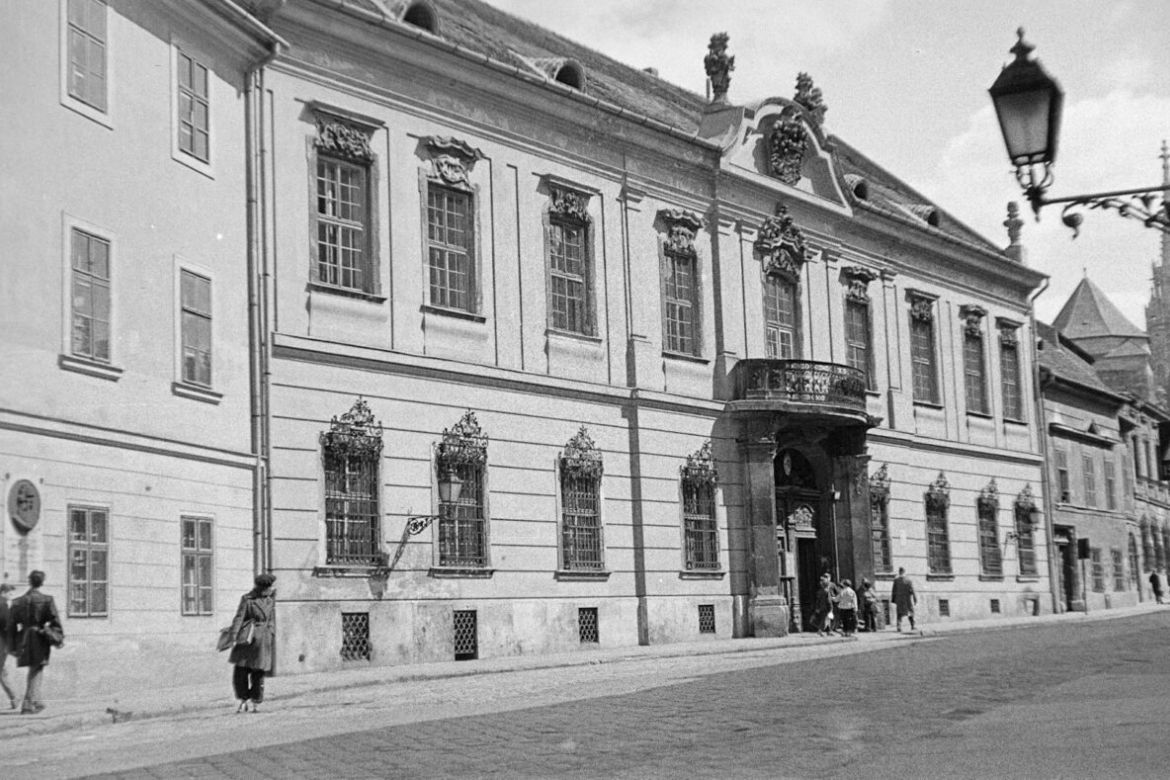 Táncsics Mihály utca, szemben a 7. számú épület, az Erdődy (Hatvany) palota, ekkor általános iskola, később a Magyar Tudományos Akadémia (MTA) Zenetudományi Intézetének épülete. Fortepan / Artfókusz / Fábián József