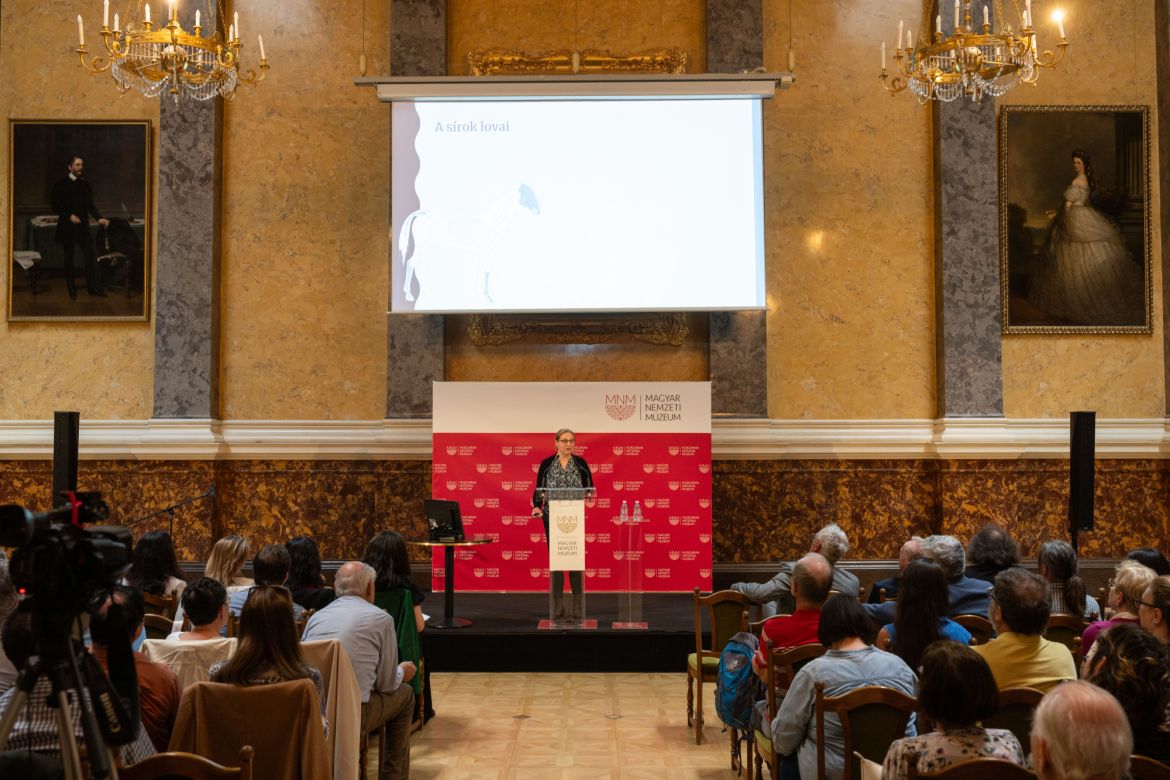 Bárány Annamária (ELTE Természetrajzi Múzeum) Gerber Dániellel közös előadásában a sírokba temetett lovak archeozoológiai elemzéséről számolt be. Fotó: Magyar Nemzeti Múzeum