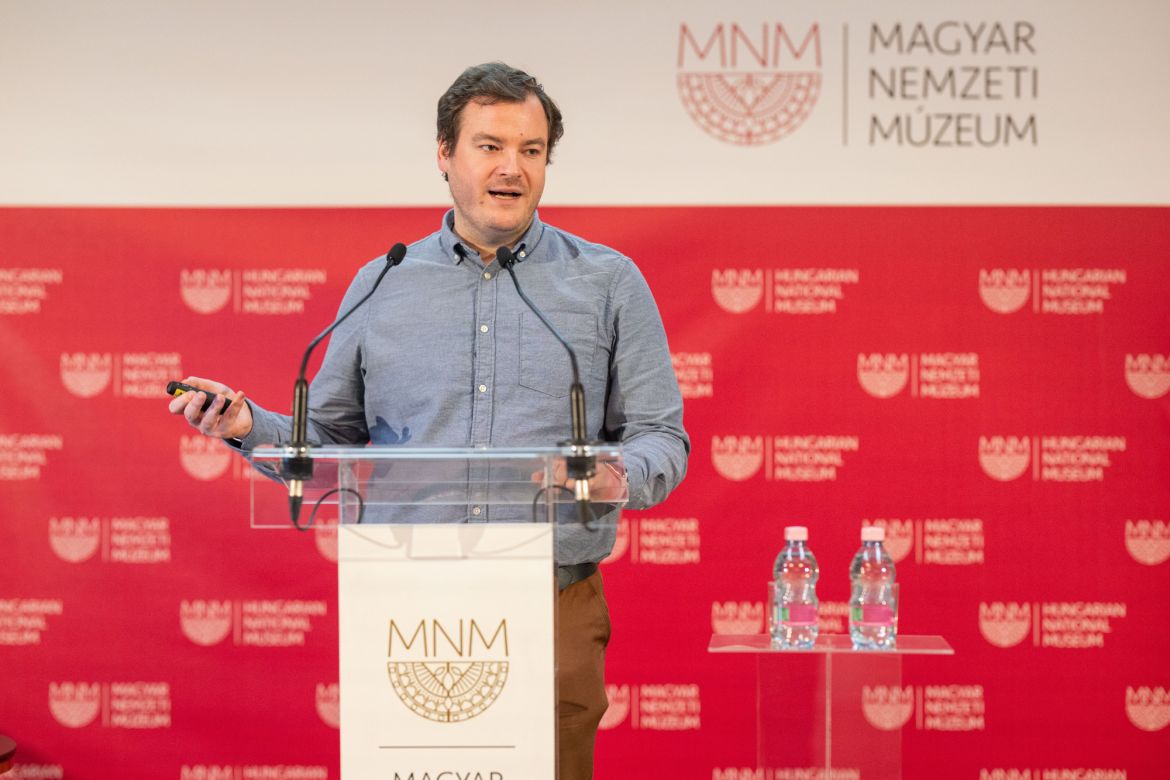 Gerber Dániel tudományos munkatárs a lovak archeogenomikai elemzésének eddigi eredményeit prezentálta. Fotó: Magyar Nemzeti Múzeum