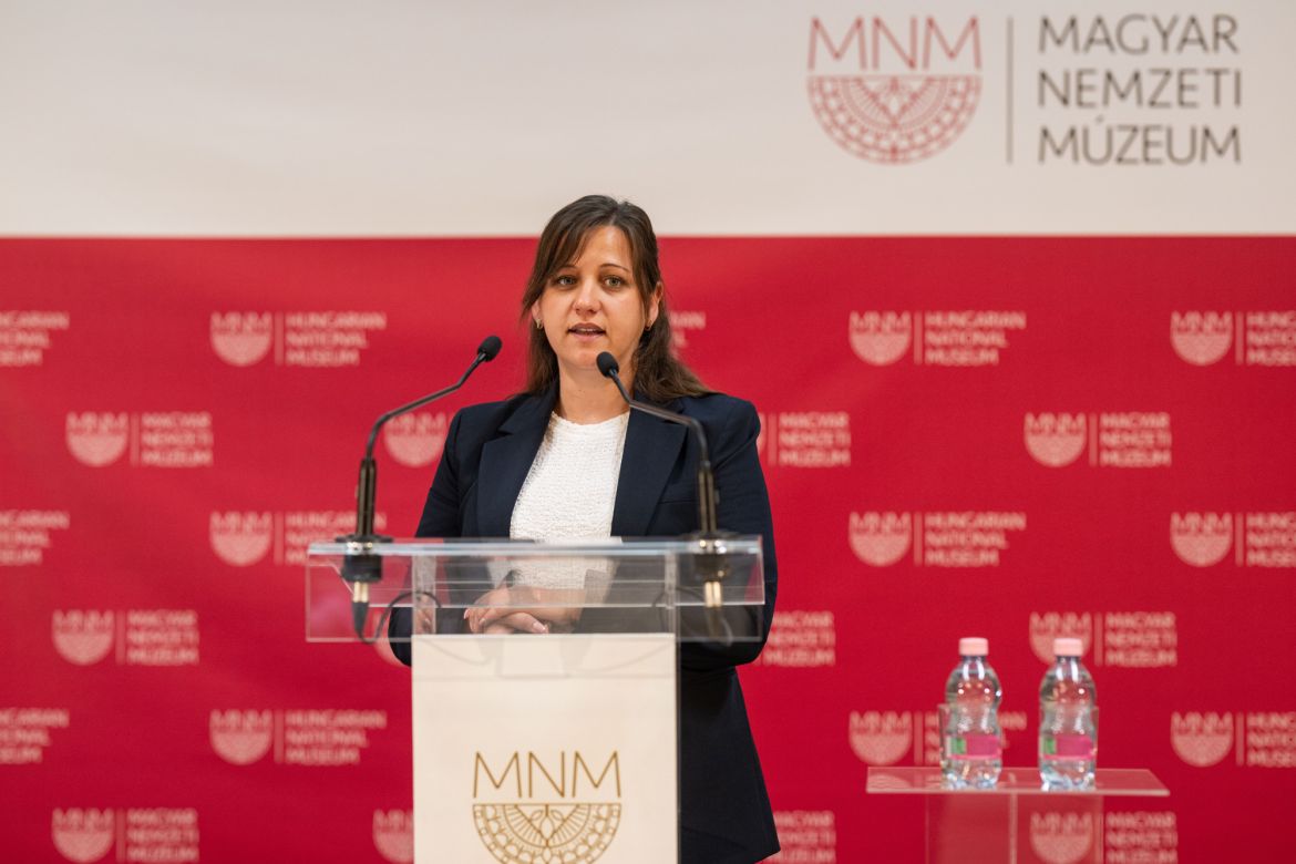 Szeifert Bea tudományos munkatárs az emberi maradványok archeogenomikai vizsgálatait értékelte. Fotó: Magyar Nemzeti Múzeum