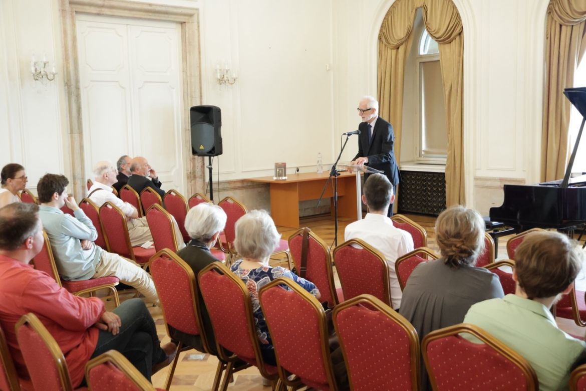 Bemutatták Vikárius László angol nyelvű monográfiáját a Cantata profanáról