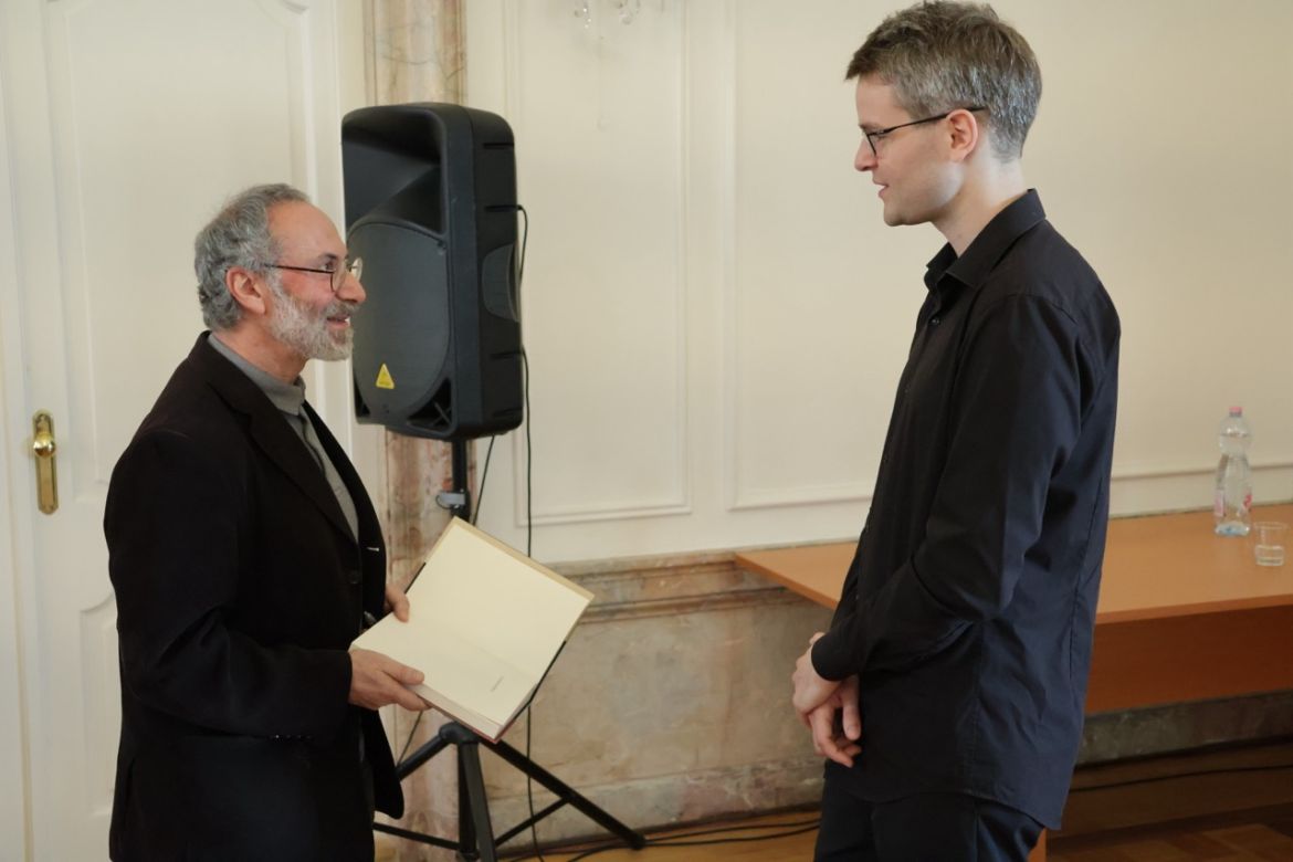 Bemutatták Vikárius László angol nyelvű monográfiáját a Cantata profanáról