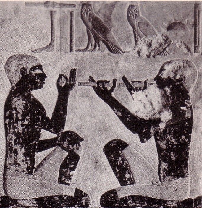 Paralel kettősnyelvsípon játszó ókori egyiptomi zenész ábrázolása. (Kr. e. 2563–2423)