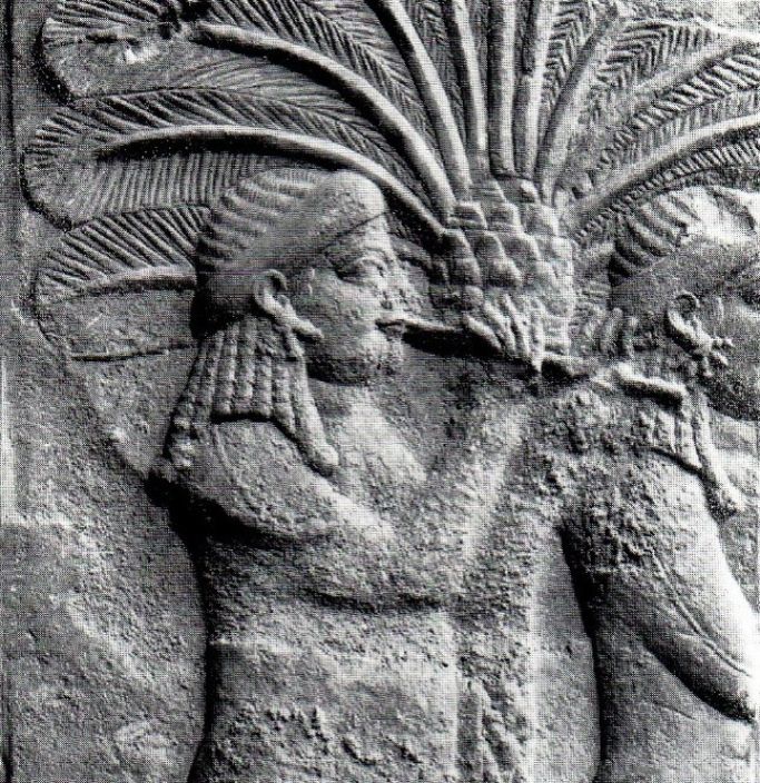 Paralel kettősnyelvsípon játszó ókori asszír zenész ábrázolása. (Kr. e. 704–681)