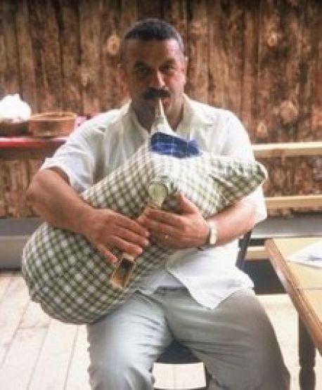 Tulum favályús kettőssípszáras dudán játszó török zenész