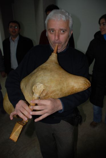 Csibóni favályús kettőssípszáras dudán játszó láz zenész.