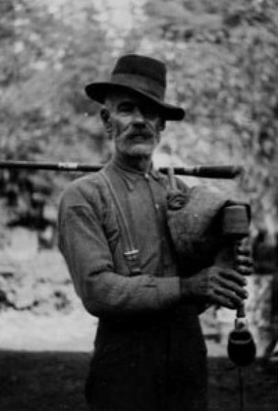 Sokác dudás gajde fújtatós dudával. (Mohács, 1941)