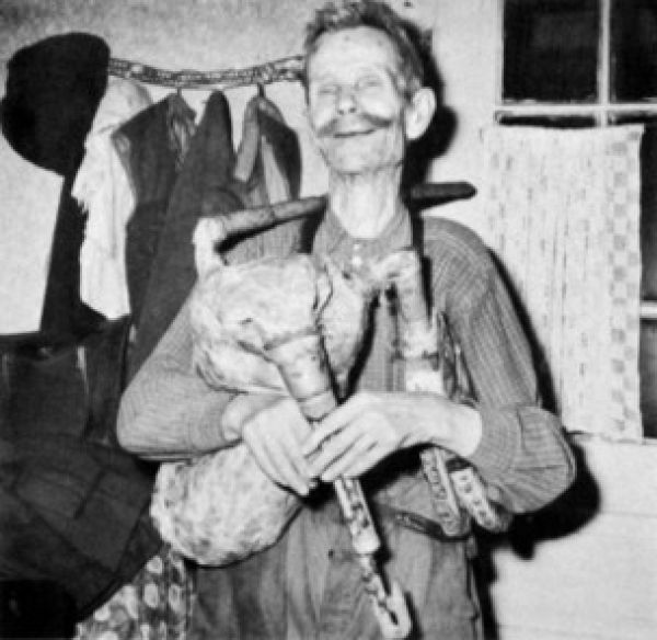 Dráva menti dudás dude fújtatós dudával. (Berzence, 1968)