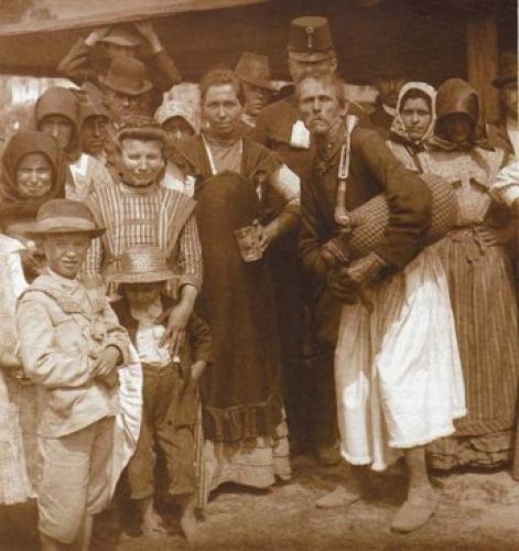  Dudás koldus a Pokol pince előtt dél-alföldi dudával. (Kiskunfélegyháza, 1900 körül)