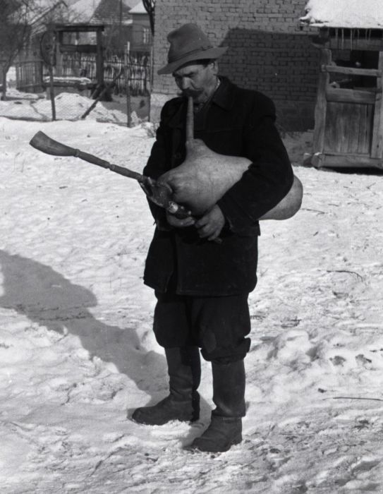  Kecskefejes dudán játszó kanász. (Romhány, 1963)