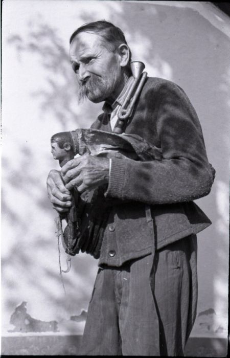 Menyecskefejes dél-alföldi dudán játszó parasztzenész. (Domaszék, 1967)