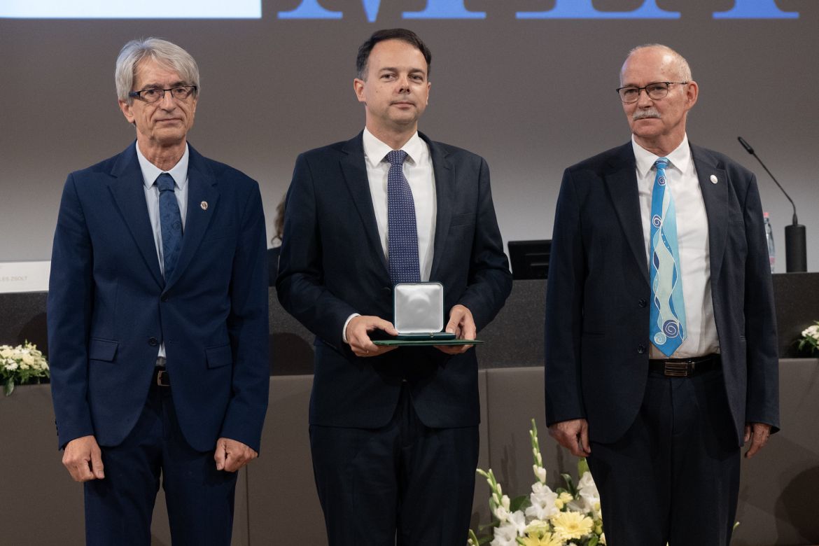 Bollók Ádám átveszi a Bolyai-plakettet