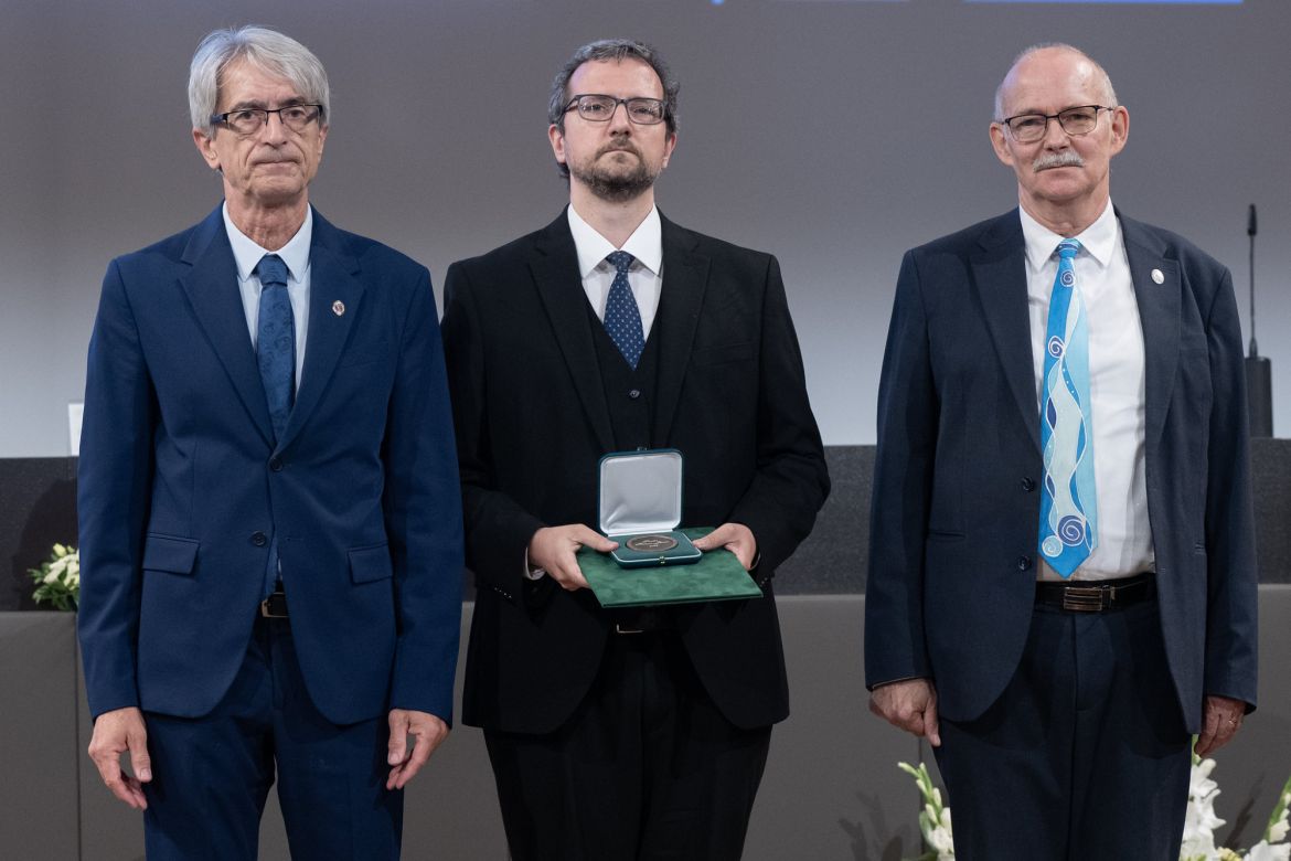 Szabó Ferenc János átveszi a Bolyai-plakettet