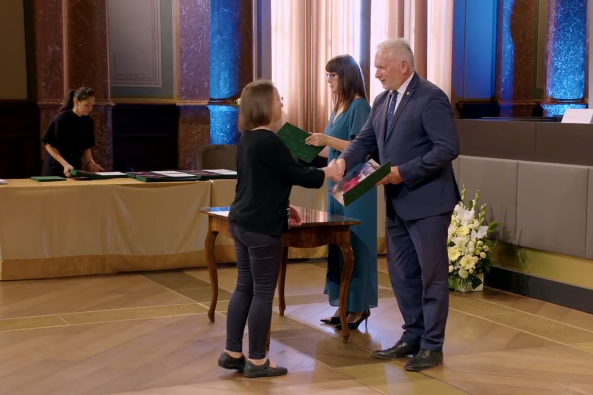 Biro Viola átveszi a Bolyai-oklevelet