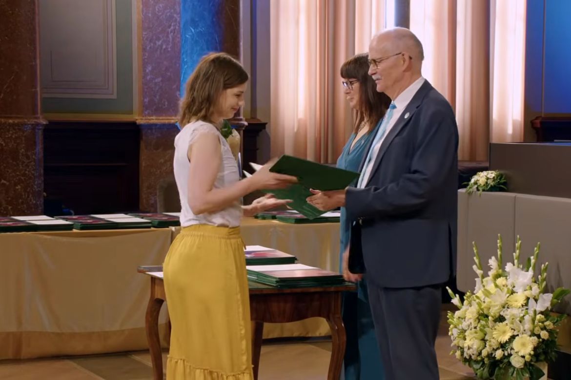Draskóczy Eszter átveszi a Bolyai-emléklapot