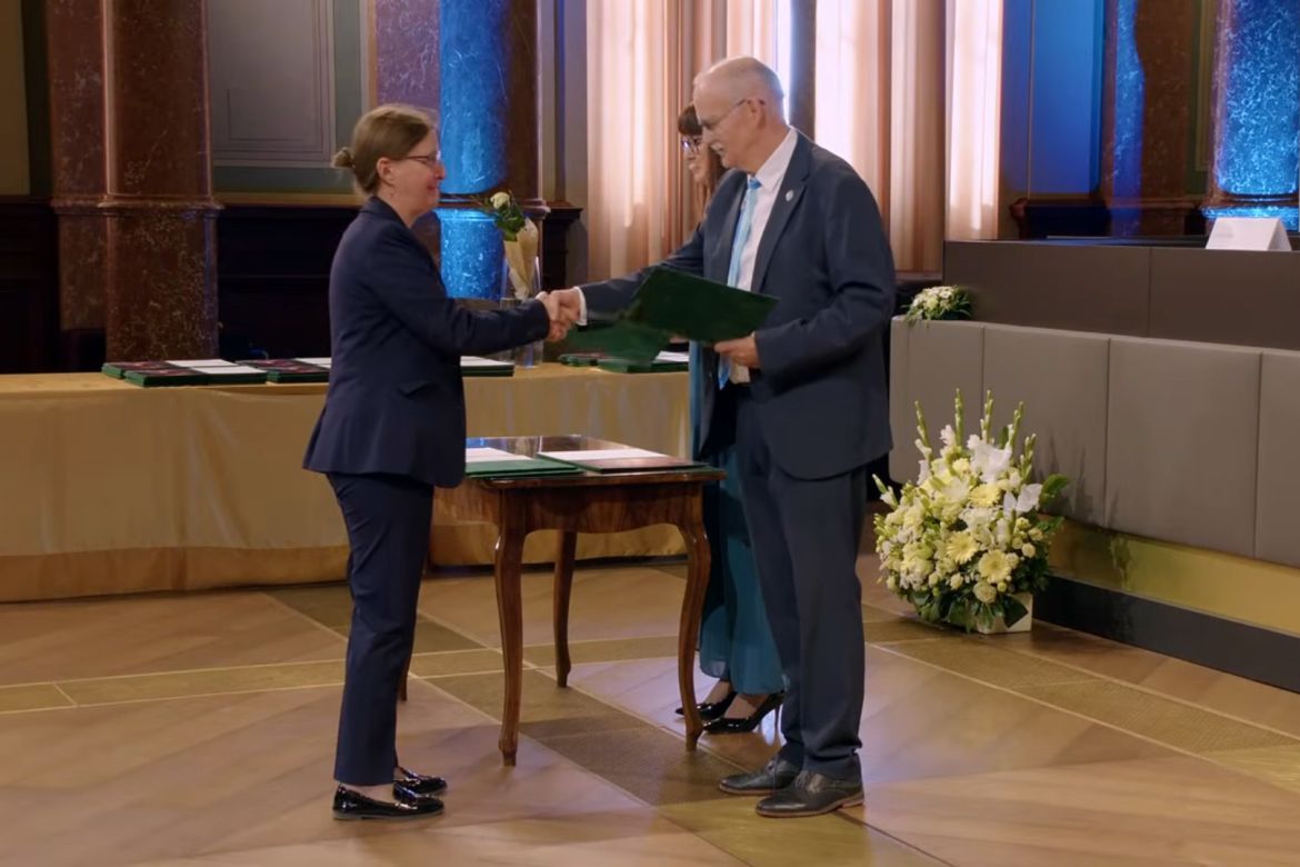 Gulyás Borbála átveszi a Bolyai-emléklapot