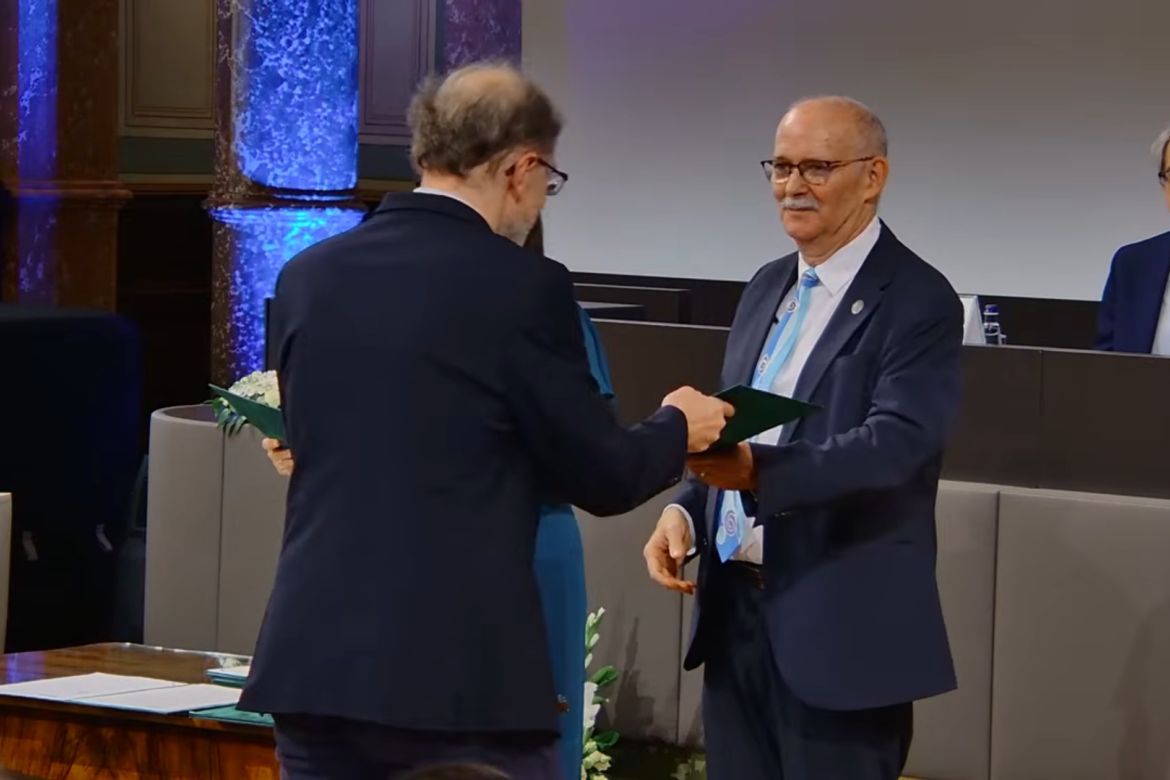 Tóth Gergely átveszi a Bolyai-emléklapot